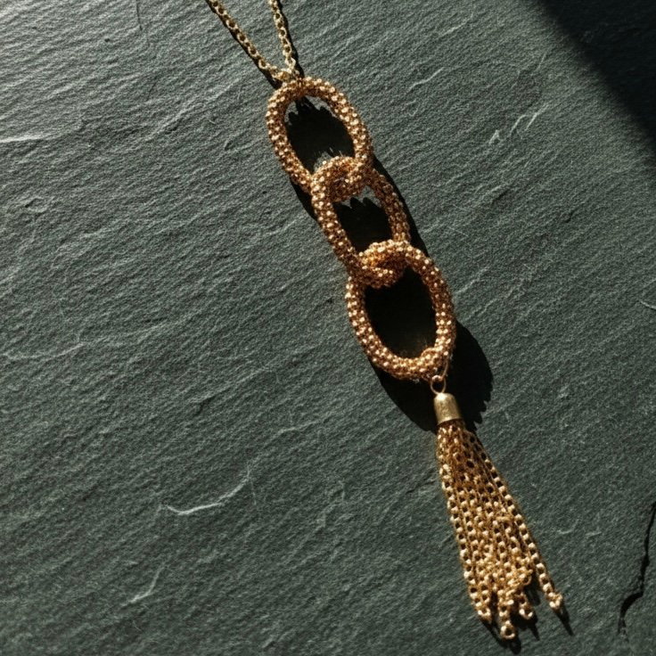 Кулон Золотой Триумф — Динамика и блеск 🏆